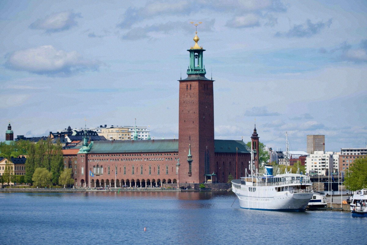 Das Stockholmer Rathaus mit seinem Backsteinturm vom Wasser aus