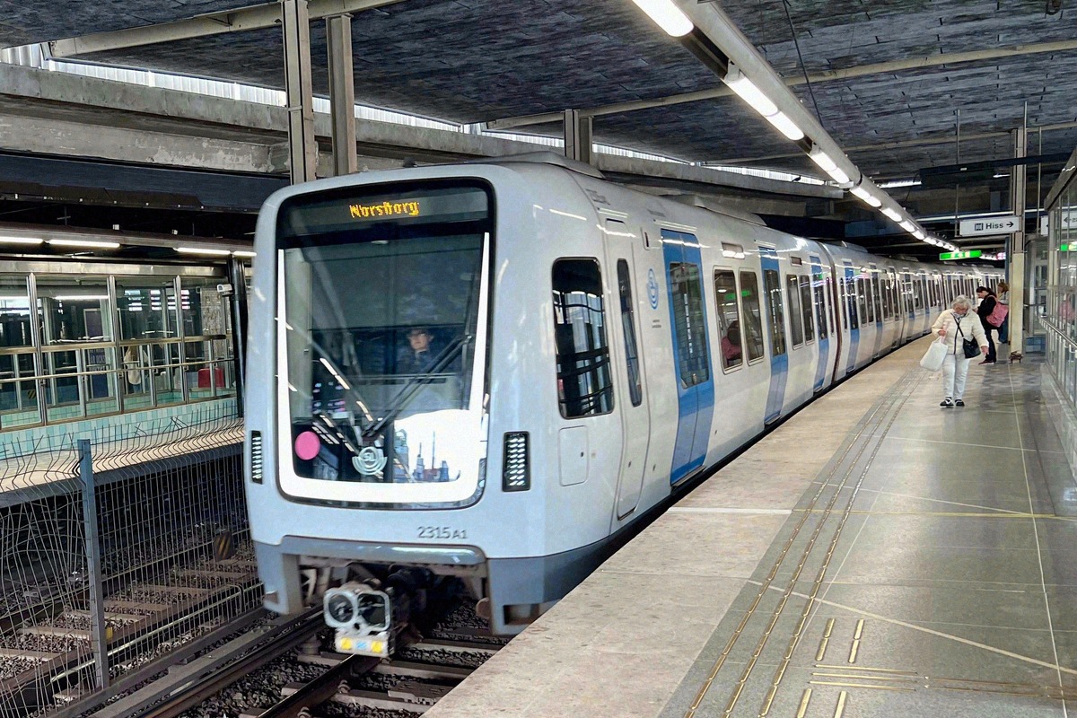 Ein Zug der Stockholmer Tunnelbana an der Bahnsteigkante